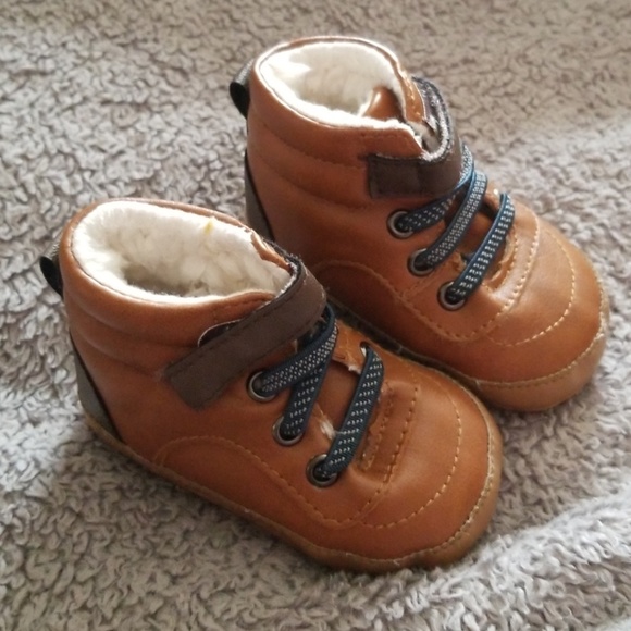 Old Navy Baby Boots size 3-6months - Picture 1 of 4